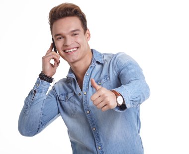 mutlu genç adam cep telefonuyla beyaz zemin üzerine izole