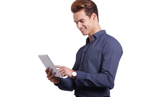 Jeune homme souriant utilisant un ordinateur tablette sur un fond blanc — Photo