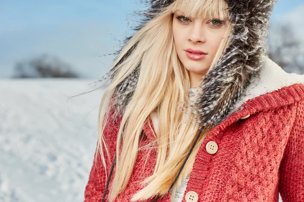 Piękne blond włosy dziewczyny w strojach Zimowych — Zdjęcie stockowe