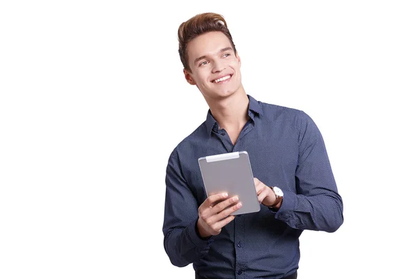 Усміхнений молодий чоловік використовує планшетний комп'ютер на білому тлі — стокове фото