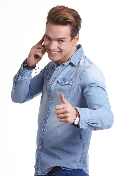 Jovem feliz usando telefone celular isolado em fundo branco — Fotografia de Stock