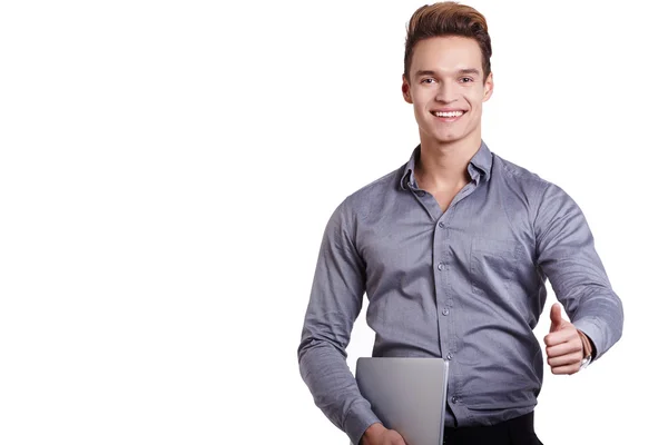 Hombre mostrando signo ok con un ordenador portátil en la mano — Foto de Stock