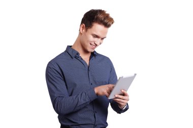 tablet bilgisayar beyaz bir arka plan kullanarak gülümseyen genç adam
