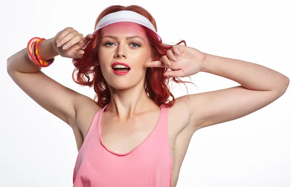 Riprese in studio di una donna estiva che indossa un cappuccio di plastica rosa — Foto Stock