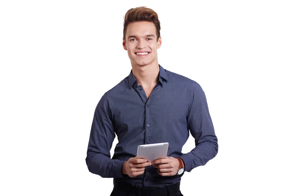 Joven sonriente usando tableta contra un fondo blanco — Foto de Stock