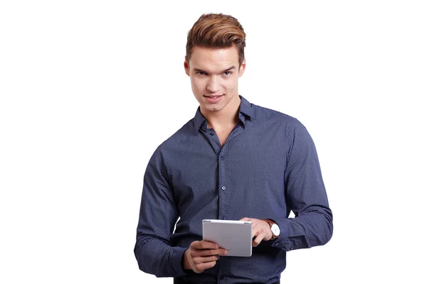 Joven sonriente usando tableta contra un fondo blanco — Foto de Stock