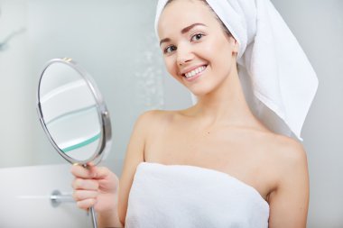 Güzel, sağlıklı bir kadın ve aynadaki yansıma.