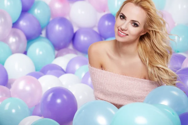 Веселый образ прекрасной девушки с красочными воздушными шарами — стоковое фото