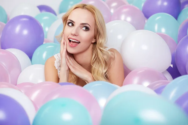 Fröhliches Bild von schönen Mädchen mit bunten Luftballons — Stockfoto