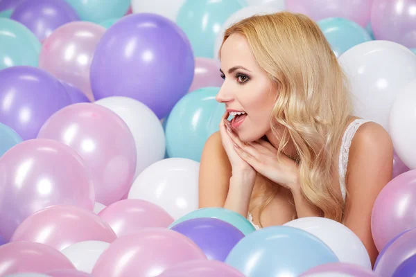 Image joyeuse de belle fille avec des ballons colorés — Photo