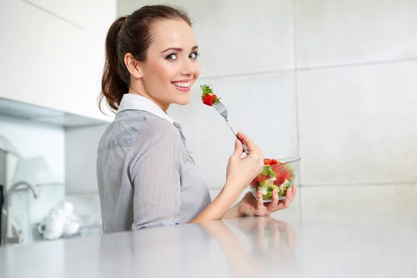 Schöne junge Frau isst Gemüsesalat .dieting concept.he — Stockfoto