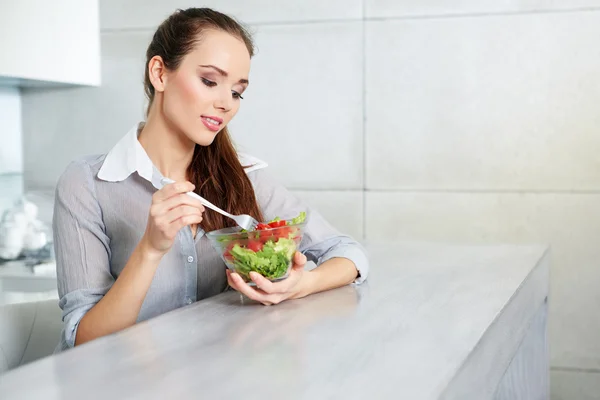 Hermosa mujer joven comiendo ensalada de verduras. Concepto de dieta. Él —  Fotos de Stock