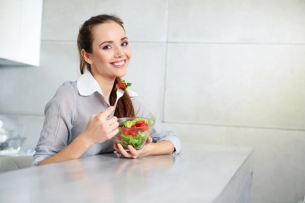 Vacker ung kvinna äta grönsakssallad. Bantning koncept. Han — Stockfoto