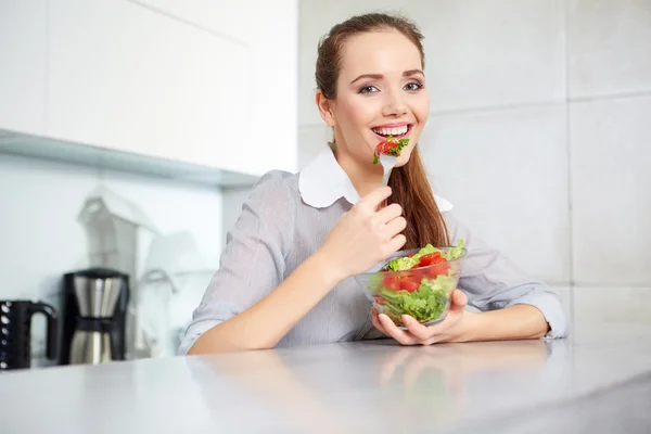 美丽的年轻女子吃蔬菜沙拉。节食的概念。他 — 图库照片