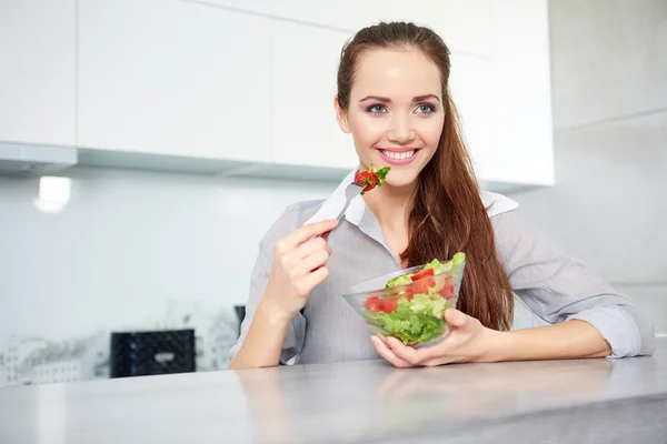 Smuk ung kvinde spiser vegetabilsk salat. Slankekure koncept. - Stock-foto