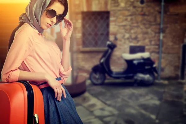 Woman with suitcase on street of italian city — Stock Photo, Image