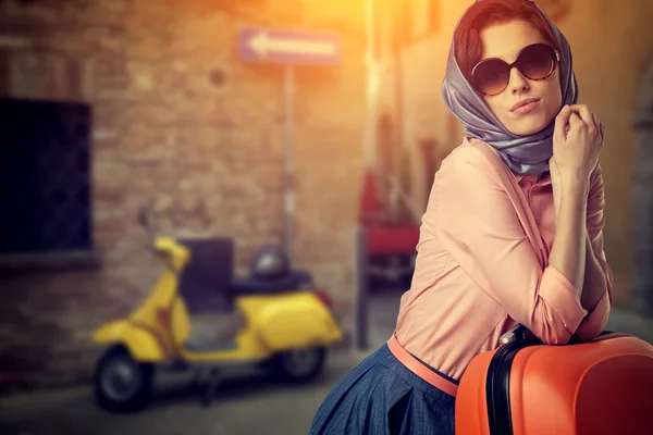 Vrouw met koffer op straat van Italiaanse stad — Stockfoto