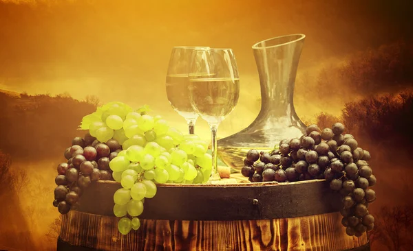 Vitt vin på fat i solnedgången — Stockfoto