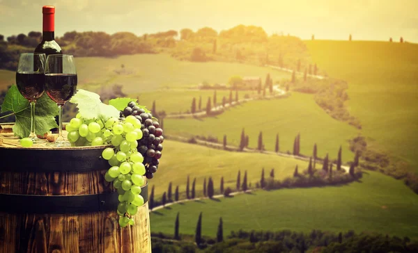 Red wine on barrel — Stock Photo, Image