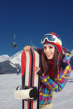 Dağlarda kadın snowboard