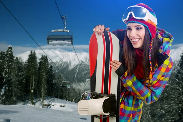Snowboarder femenino en las montañas — Foto de Stock