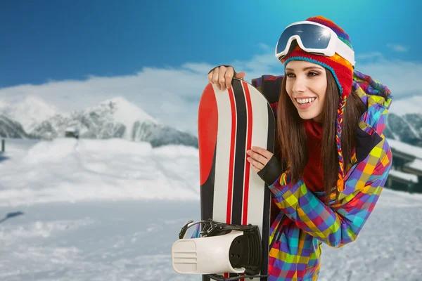 Femme snowboarder en montagne — Photo