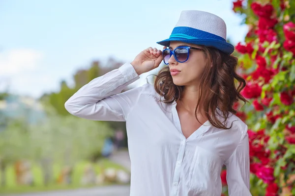 Giovane ragazza con cappello e occhiali da sole — Foto Stock