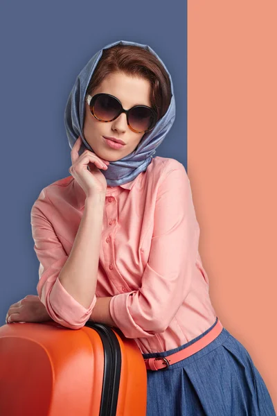 Модна жінка в шарфі — стокове фото