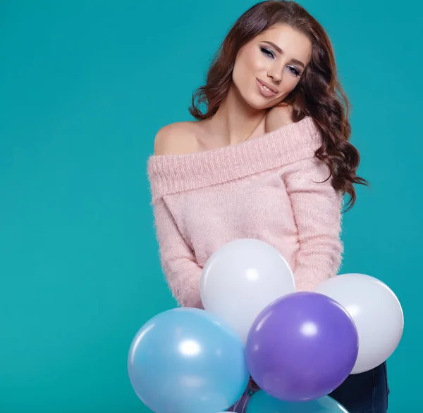 Mooie vrouw met ballonnen — Stockfoto