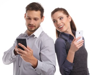 Genç çift selfie çekiyor.