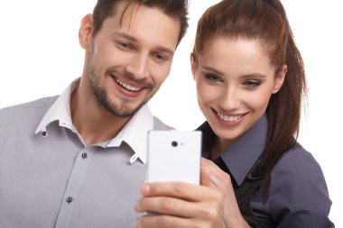 Genç çift selfie çekiyor.