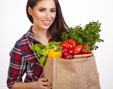 Kadın çanta içinde sebzeli