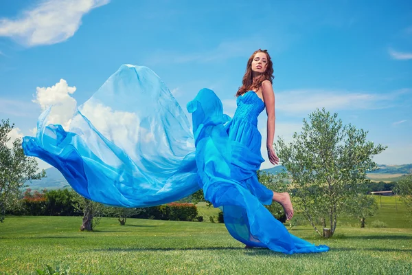 Kvinne i blå kjole – stockfoto