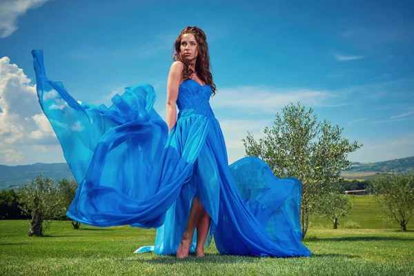 Mujer en vestido azul — Foto de Stock