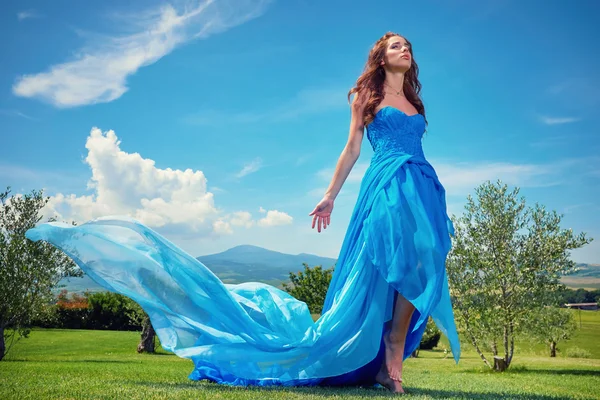 青いドレスの女性 — ストック写真