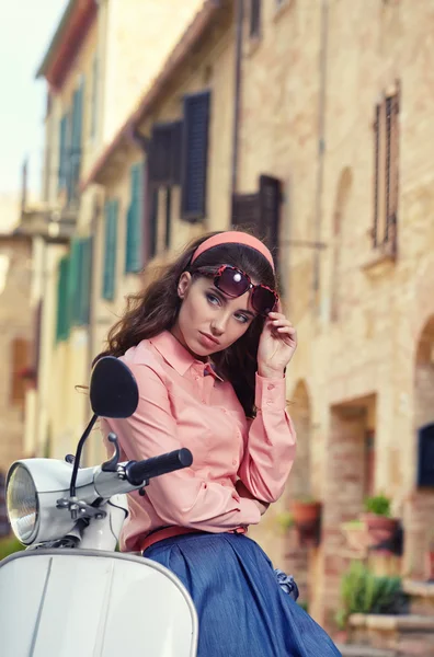 Meisje zit op scooter — Stockfoto