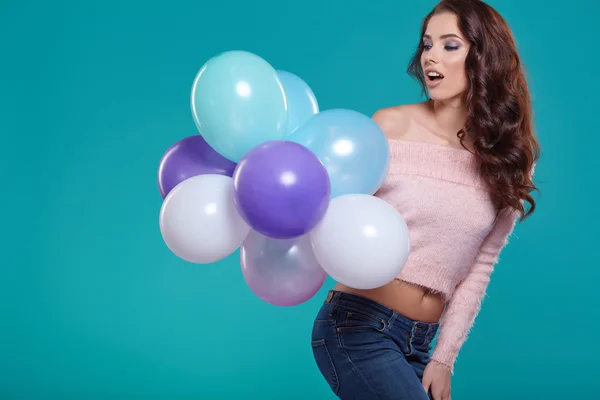 Femme avec des ballons colorés — Photo