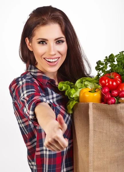 Vrouw met groenten in zak — Stockfoto