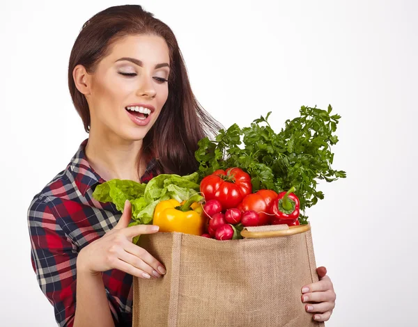 Mujer con verduras en bolsa — Foto de Stock