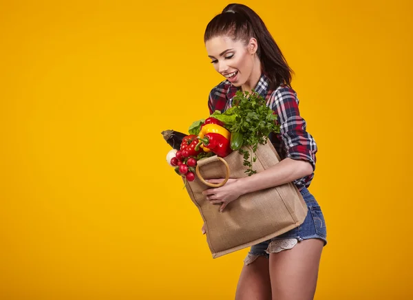 提购物袋的女人 — 图库照片