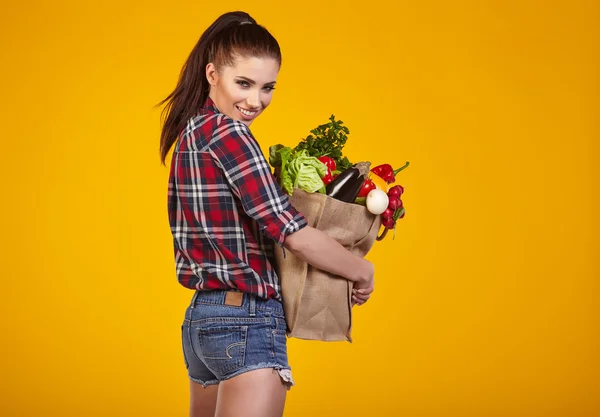 Mujer joven con supermercado —  Fotos de Stock