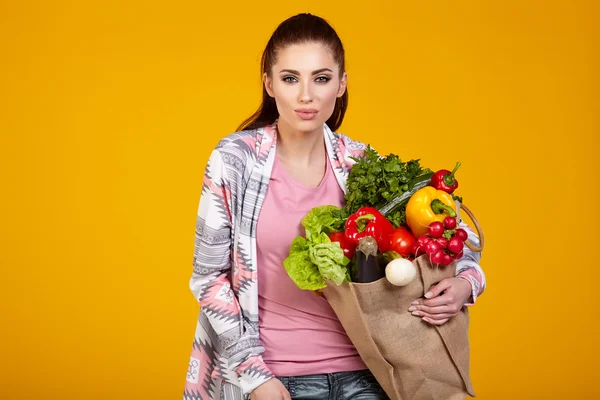 运载蔬菜的女人 — 图库照片