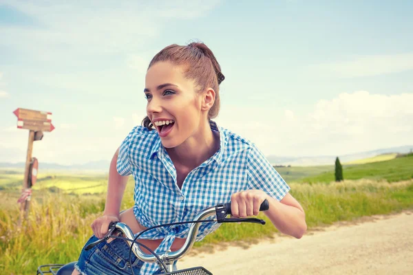 Mulher com bicicleta vintage — Fotografia de Stock