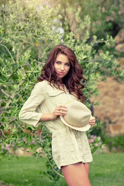 Chica sonriente en el jardín — Foto de Stock