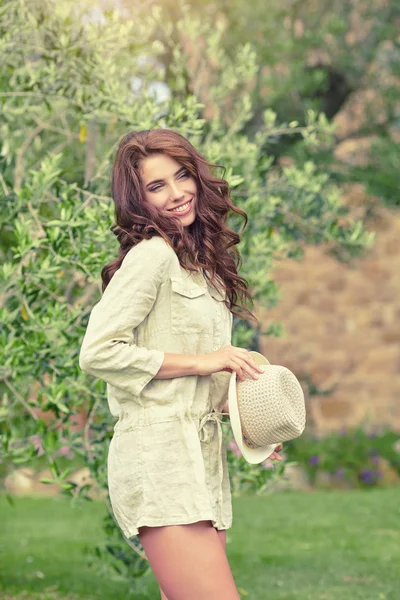 Souriante fille dans le jardin — Photo