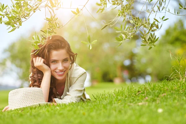 屋外の芝生の上に横たわる女 — ストック写真
