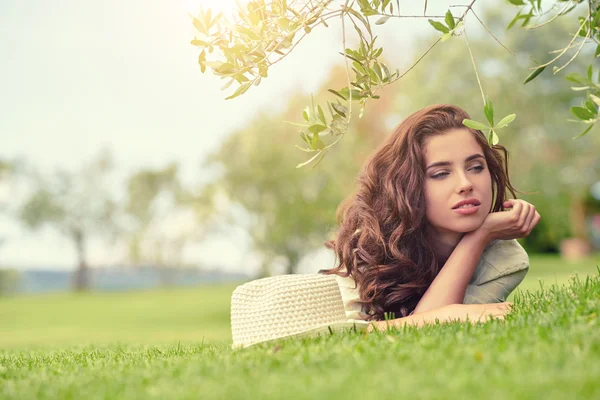 Femme couchée sur l'herbe à l'extérieur — Photo