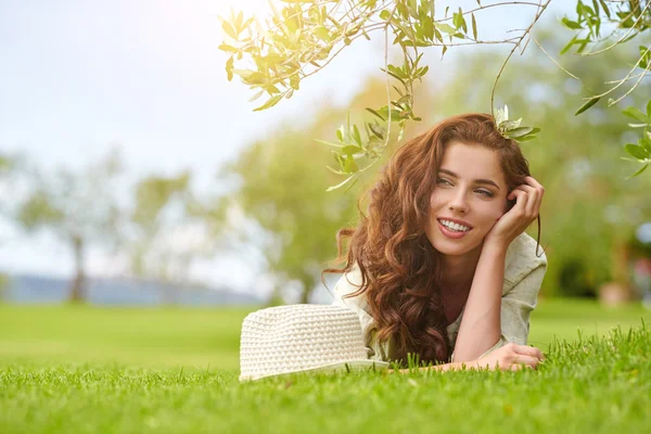 Frau liegt auf Gras im Freien — Stockfoto