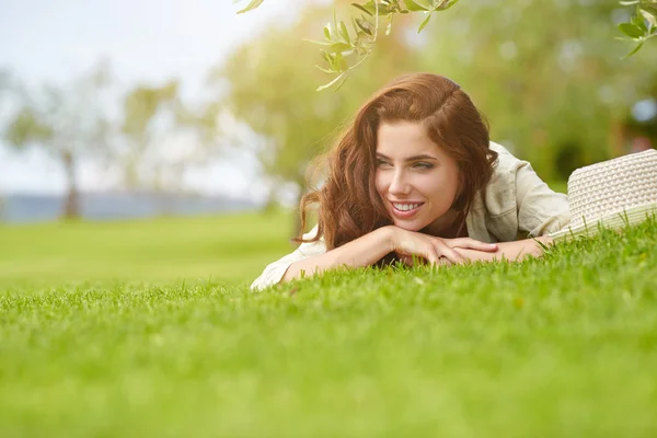 Mujer acostada en la hierba al aire libre —  Fotos de Stock