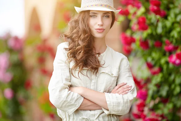 Jeune femme dans le jardin — Photo